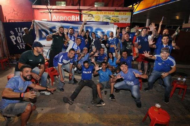 Torcedores do Cruzeiro iniciam viglia de 24 horas para aguardar final da Copa do Brasil, contra o Flamengo, no Mineiro. Esforo pelo sonho do pentacampeonato nacional.