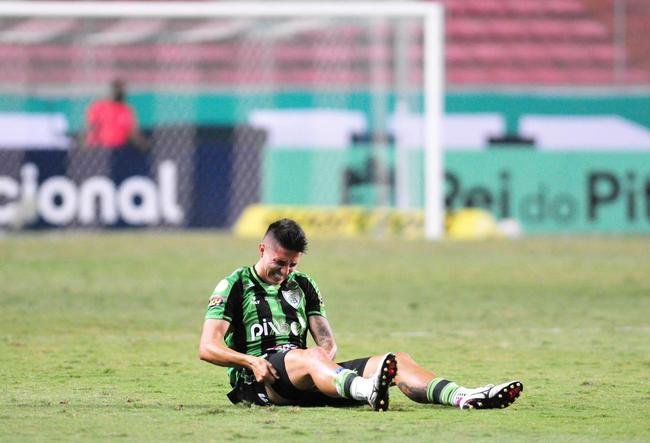 Jogadores e comiss�o t�cnica festejaram muito a vit�ria com a torcida no dia do anivers�rio de 110 anos do Am�rica