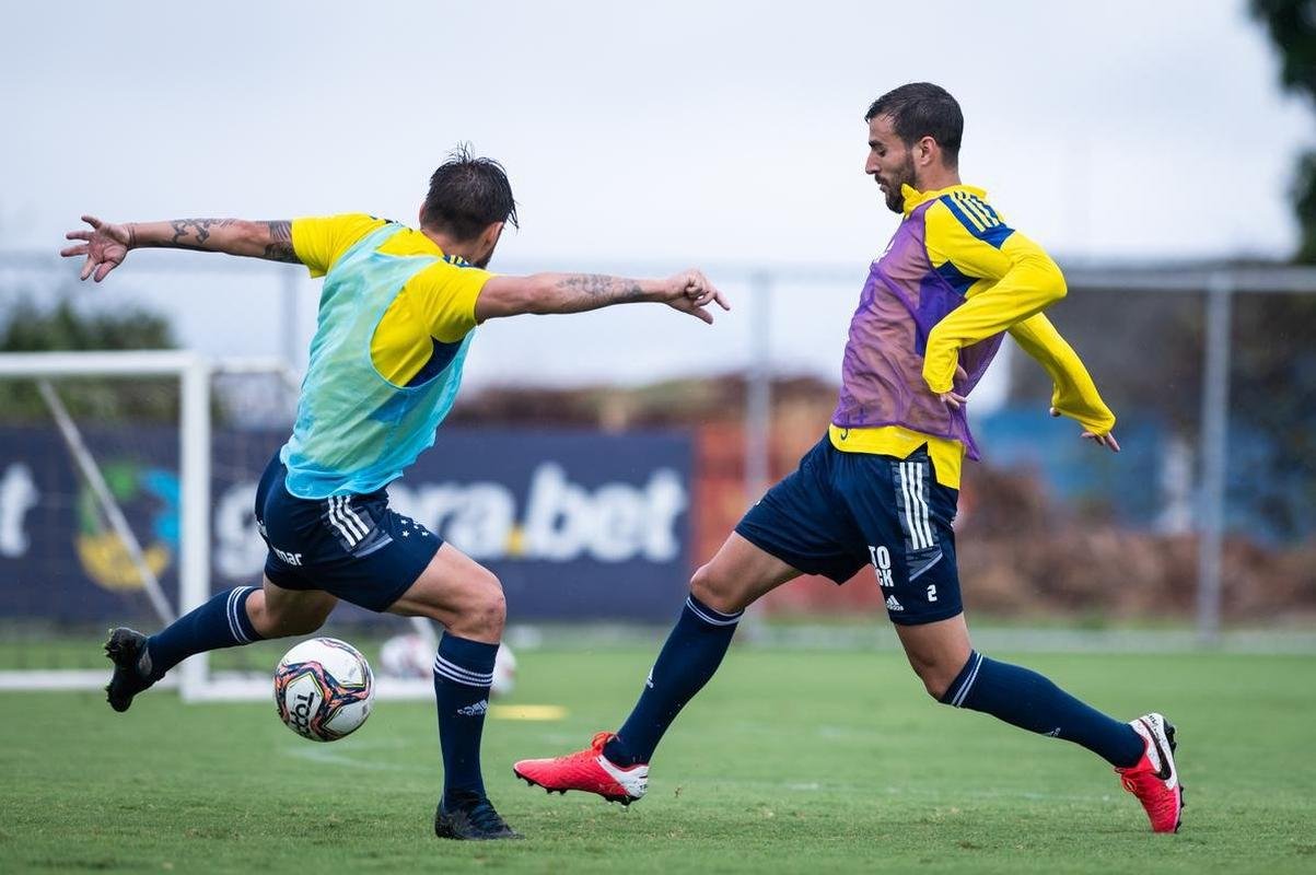 Jogadores do Cruzeiro treinaram na manh deste domingo na Toca da Raposa II