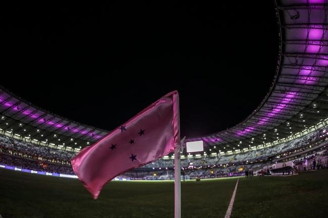 Mineiro teve show de luzes e iluminao especial antes do jogo entre Cruzeiro e Ituano pela Srie B do Campeonato Brasileiro. Estdio aderiu  campanha Outubro Rosa, de conscientizao da sociedade para a preveno do cncer de mama. Houve ainda espetculo com fogos e aes de patrocinadores do clube na esplanada para o torcedor, que festejou com o time o ttulo da Srie B do Brasileiro