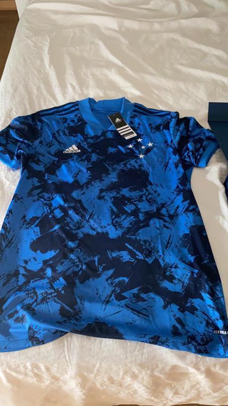 Nova camisa do Cruzeiro foi 'vazada' nas redes sociais antes de ser anunciada oficialmente pelo clube