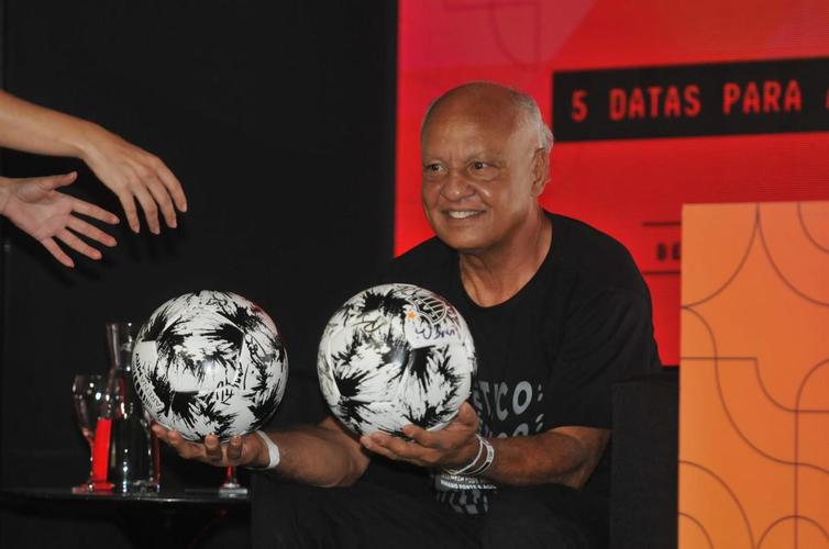 Personalidades no evento que anunciou detalhes da inauguração da Arena MRV. Na foto, o ídolo atleticano Reinaldo