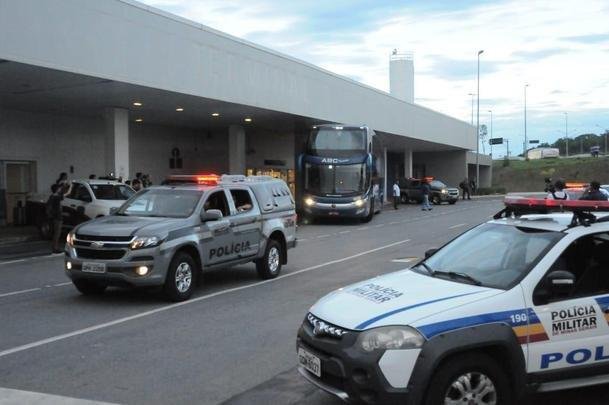 Jogadores do Cruzeiro desembarcaram nesta sexta-feira  tarde no Aeroporto de Confins, na Grande Belo Horizonte, depois da derrota por 2 a 0 para o Grmio, em Porto Alegre. O policiamento foi reforado e houve escolta do nibus at a Toca da Raposa II. No houve presena de torcidas organizadas. Motoristas de aplicativo, presentes no local, foram os nicos a presenciar a chegada. Os cruzeirenses xingaram, enquanto os atleticanos gritaram 'o o o, segunda diviso'.