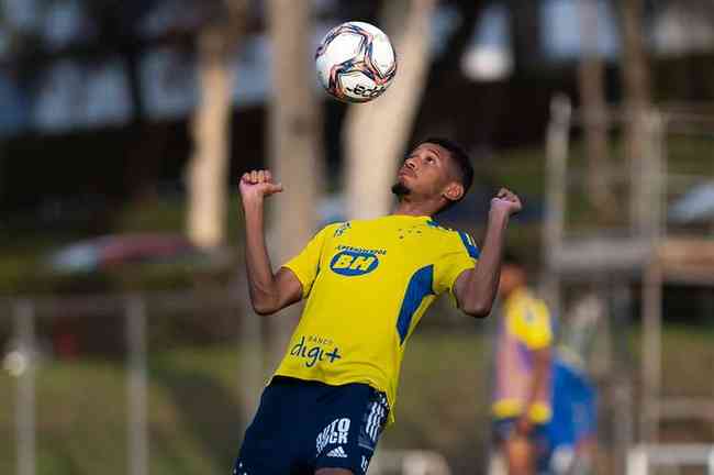 Adriano conquistou a titularidade no meio-campo do Cruzeiro