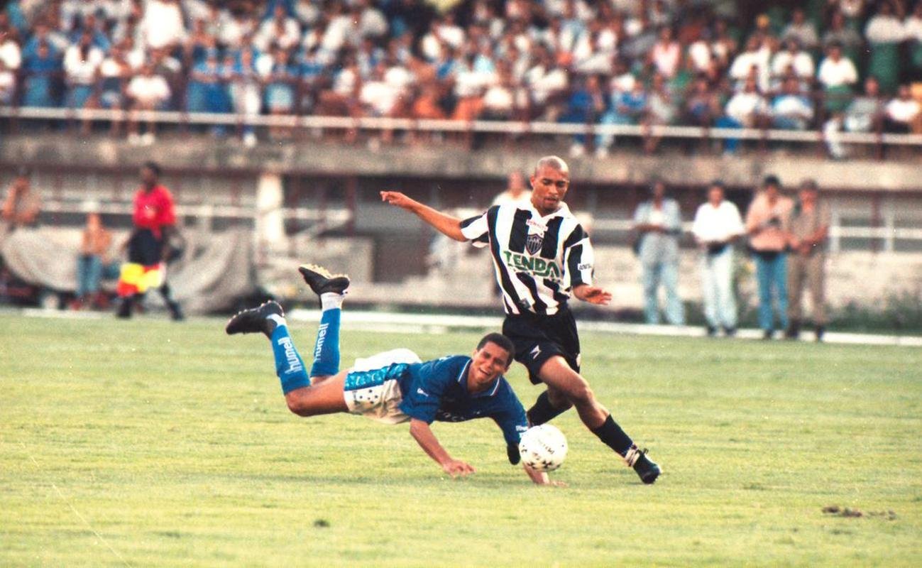 Fotos do ex-lateral-esquerdo Ded atuando por Atltico e Borussia Dortmund