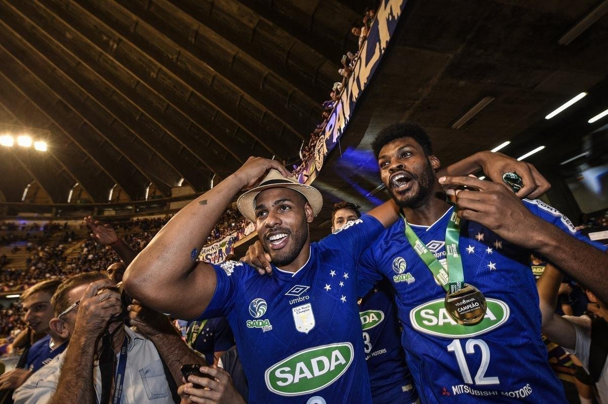 Depois da vitria sobre o Sesi, jogadores do Cruzeiro fizeram grande festa no Mineirinho