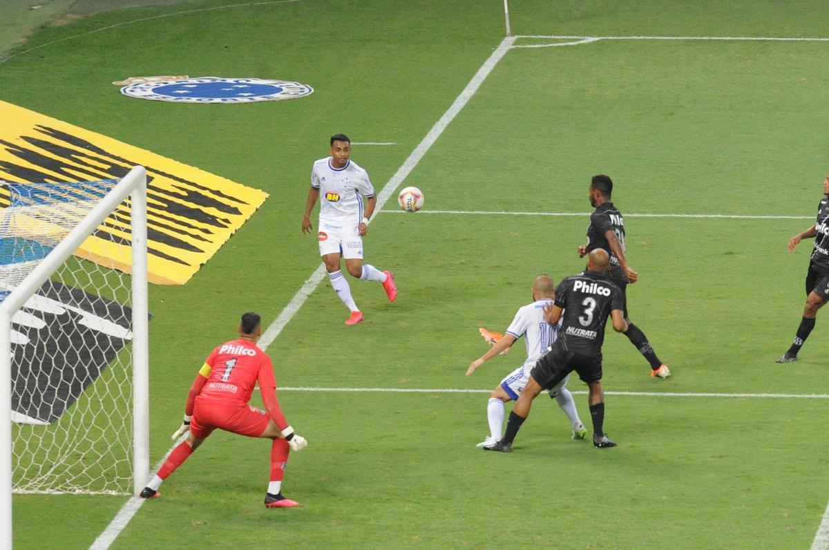 Ainda no primeiro tempo, Cruzeiro ampliou com gol de Arthur Caike