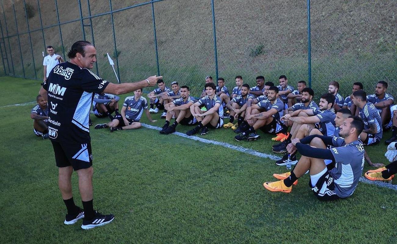 Nesta tera-feira (26), Cuca foi apresentado como treinador do Atltico - pela terceira vez na carreira. Primeiro, foi saudado pelo diretor de futebol Rodrigo Caetano e concedeu entrevista coletiva na sala de imprensa da Cidade do Galo. Depois, comandou o primeiro treino com o elenco no CT, j pensando no confronto contra o Internacional, pelo Campeonato Brasileiro.