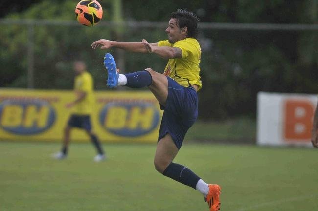 Ricardo Goulart (meia) - chegou para ser coadjuvante, virou protagonista. Pelo Cruzeiro, repetiu a grande passagem que teve no Gois, em 2012, quando marcou 25 gols em 63 partidas. Alis, foi alm. No apenas pelos dois ttulos brasileiros, mas pela grande capacidade de balanar a rede. Em 2013, foram 14 gols em 51 jogos. No ano seguinte, 24 em 55 apresentaes. No deu outra: Goulart foi comprado por um caminho de dinheiro pelos chineses do Guangzhou Evergrande. Dos R$ 54 milhes ofertados, a Raposa ficou com a metade.