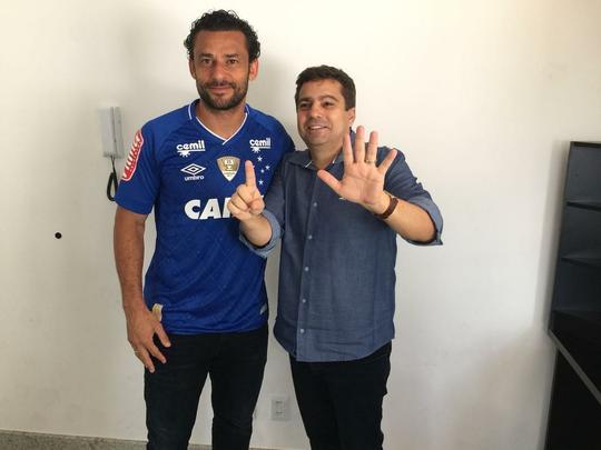 Atacante Fred posa com a camisa do Cruzeiro e com nova diretoria do clube celeste