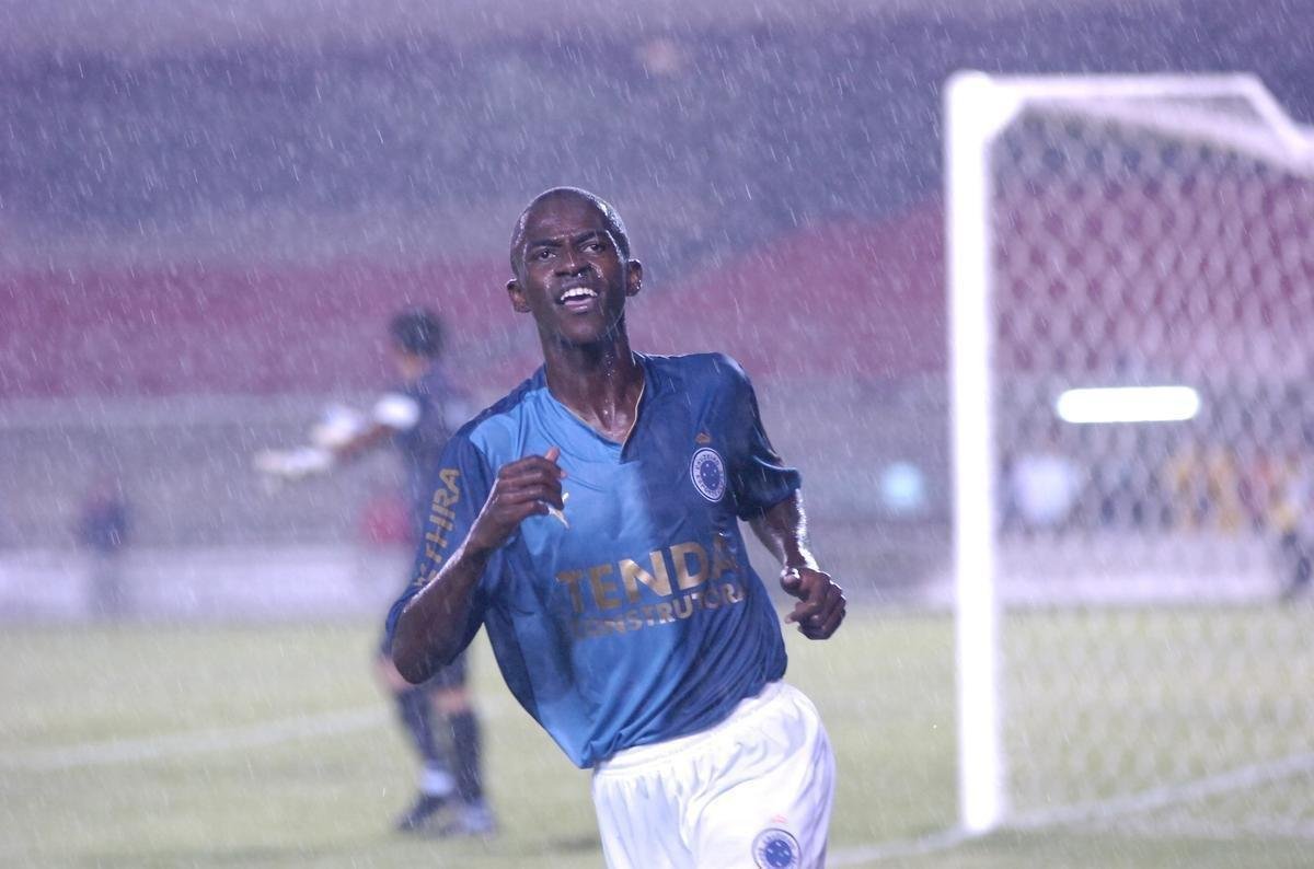 Ramires (2007) - tinha 20 anos quando foi contratado ao Joinville como aposta num emprstimo gratuito at dezembro de 2007. E logo no primeiro ano, o volante esguio, de passadas largas e muita velocidade chamou a ateno pelas constantes chegadas ao ataque para finalizar. Ao trmino da temporada, o Cruzeiro comprou 70% dos direitos econmicos por US$ 300 mil. Em 2008, Ramires viveu seu ano mais artilheiro no clube, com 13 gols em 47 jogos. Em 2009, marcou 11 vezes em 30 partidas. O Benfica, de Portugal, desembolsou 7,5 milhes de euros em sua aquisio, em maio de 2009. Posteriormente, o meio-campista se transferiu para o Chelsea e passou a ser nome constante nas convocaes da Seleo Brasileira.