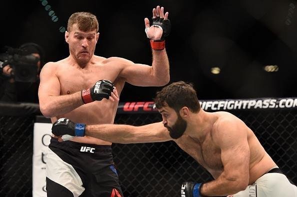 Stipe Miocic venceu Andrei Arlovski por nocaute técnico no primeiro round