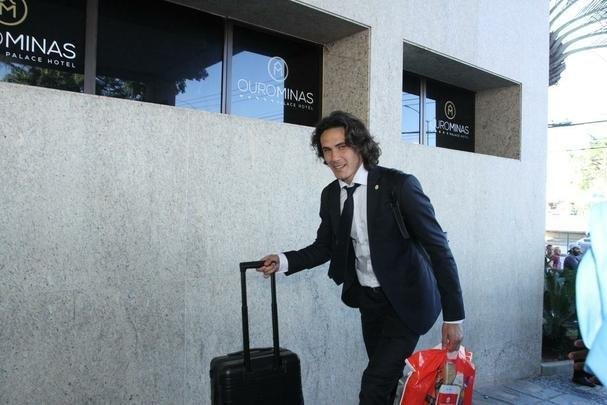 Repleta de estrelas, Seleo Uruguaia chegou a Belo Horizonte no comeo da tarde para a disputa da Copa Amrica. Cavani e Surez, as principais estrelas, mostraram muita simpatia. O meia De Arrascaeta, ex-Cruzeiro, atendeu a um f, mas passou pela imprensa sem dar entrevistas