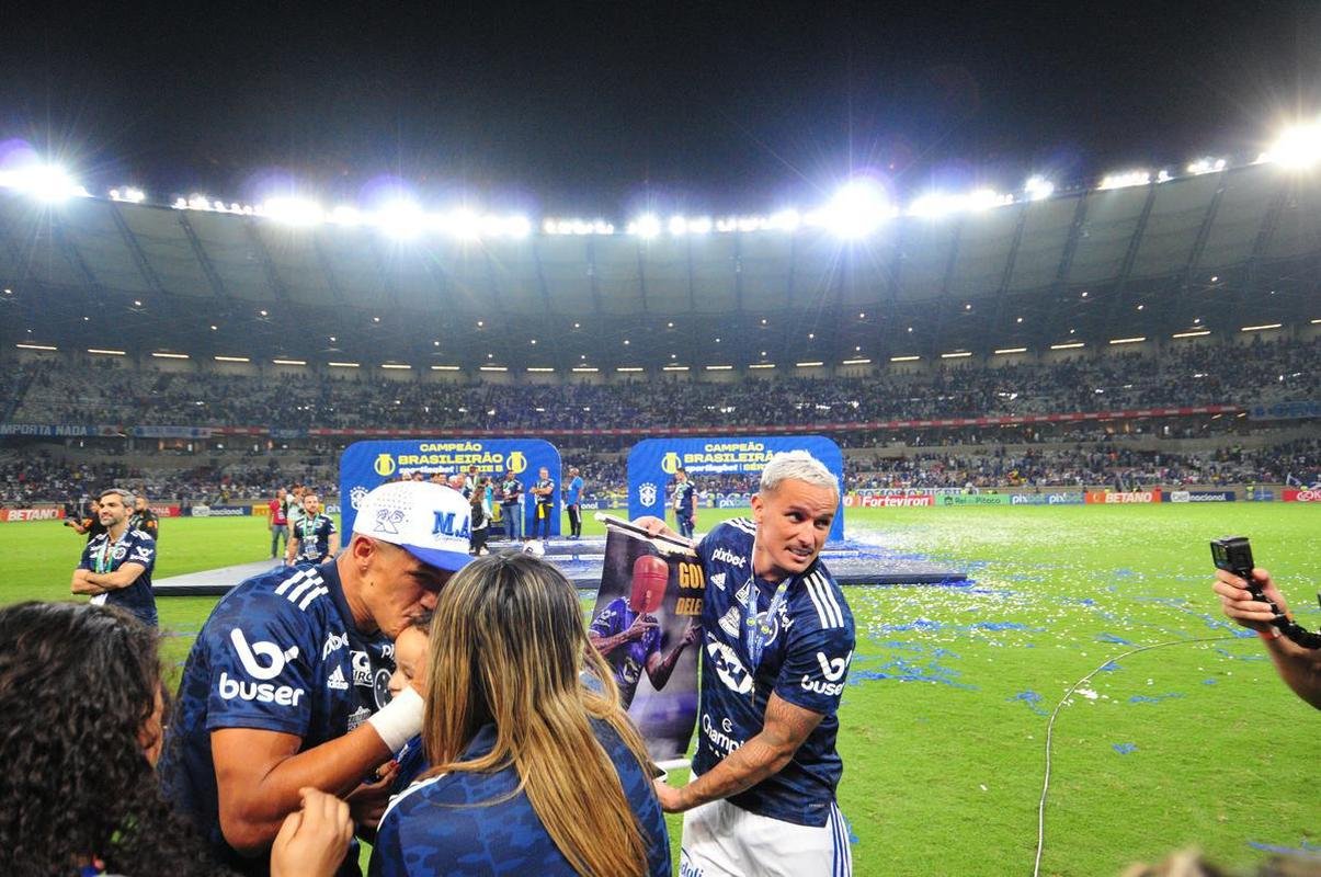 Cruzeiro levanta a taa da Srie B e faz festa no Mineiro