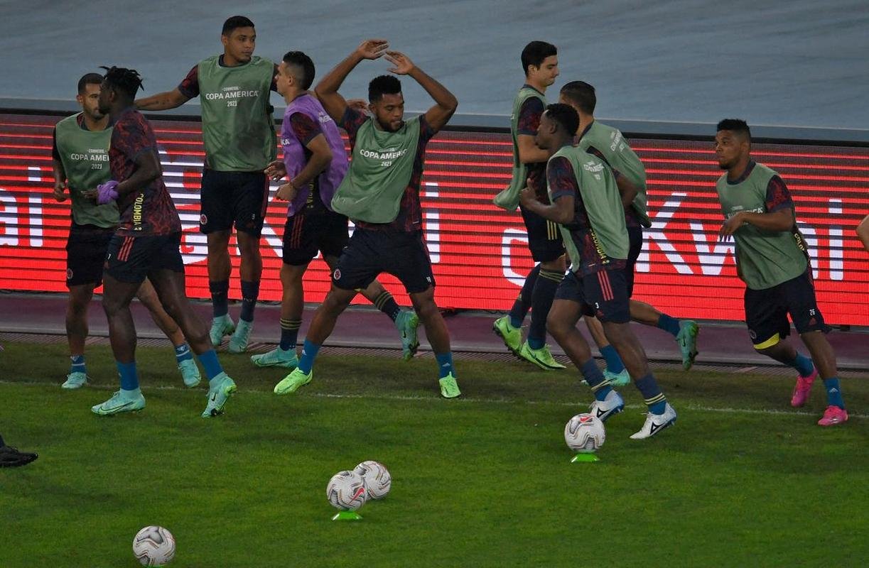 Brasil e Colmbia se enfrentaram no Estdio Nilton Santos, pelo Grupo B da Copa Amrica 