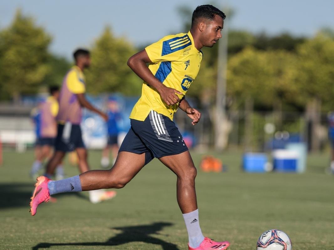 Atacante Guilherme Bissoli realizou primeiro treino com os novos companheiros de Cruzeiro nesta quarta-feira, dia 5 de maio