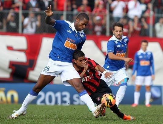 Cruzeiro e Atltico-PR se enfrentaram na Vila Olmpica do Boqueiro