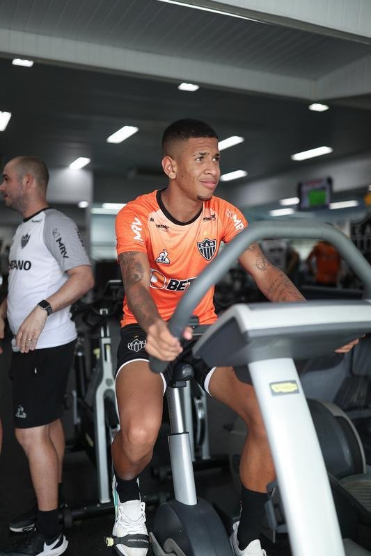 O Atltico realizou, nesta quinta-feira (10), a primeira atividade visando o clssico com o Amrica, vlido pela 5 rodada do Campeonato Mineiro. Com titulares em campo, o time de 'El Turco' Mohamed trabalhou para o confronto que ser disputado s 16h30 do sbado (12), no Estdio Independncia, em Belo Horizonte.