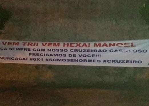 Faixas de incentivo para os jogadores e o técnico Mano Menezes