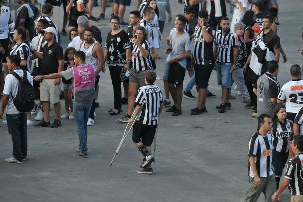 Torcedores do Atltico enfrentaram longas filas para entrar no Mineiro, por causa de problema no sistema do programa Galo na Veia