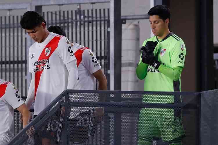 Com 25 casos simultneos de COVID-19, River Plate enfrentou Independiente Santa Fe-COL com apenas 11 jogadores disponveis e com o volante Enzo Prez improvisado como goleiro.