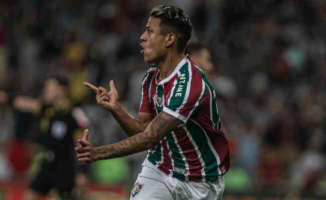 Matheus Martins comemora o segundo gol da vitória do Fluminense por 2 a 0 sobre o Avaí no Maracanã
