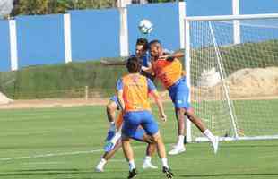 Cruzeiro fez nesta segunda-feira  tarde, na Toca da Raposa II, o ltimo treino em Belo Horizonte antes da partida contra o Internacional, quarta, no Beira-Rio, pela semifinal da Copa do Brasil. O tcnico Rogrio Ceni deve escalar Fbio; Edilson, Ded, Fabrcio Bruno (Leo) e Egdio (Dod); Henrique e Robinho; Marquinhos Gabriel; Thiago Neves e David; Pedro Rocha. Servindo  Seleo Colombiana, Orejuela est fora do jogo.