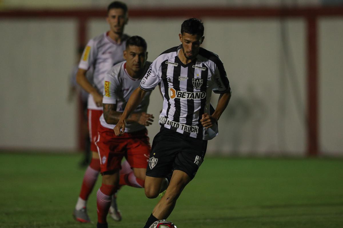 Tombense e Atlético se enfrentaram nesta quinta-feira (4), em partida válida pela 2ª rodada do Campeonato Mineiro. O confronto foi realizado no Estádio Antônio Guimarães de Almeida, em Tombos. No primeiro tempo, uma queda de energia paralisou a partida por cerca de 20 minutos.
