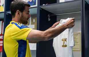 Cruzeiro lanou camisa branca, com detalhes em dourado, nesta quinta-feira (6 de maio)