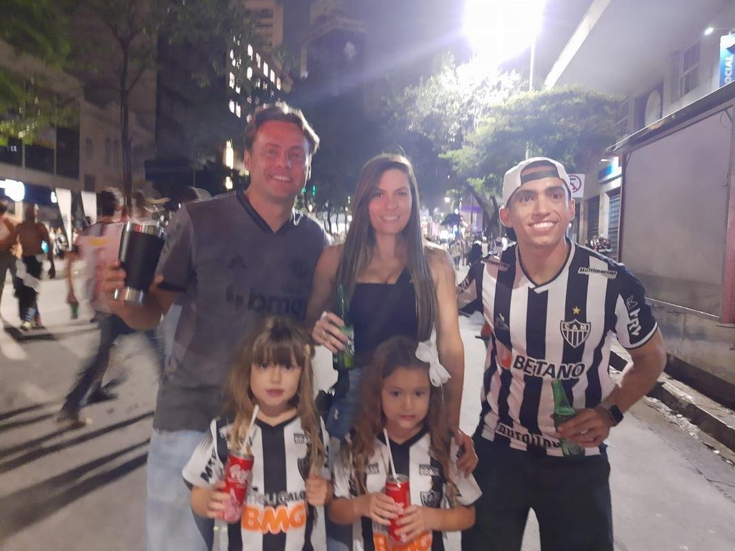 Praa Sete, no Centro de BH, tomada por atleticanos na festa do ttulo brasileiro