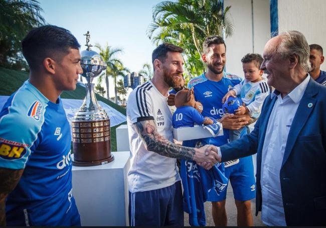 Messi foi recepcionado por Lucas Romero e Ariel Cabral, e ganhou kit do clube para a famlia