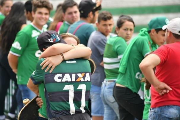 Chapec amanheceu arrasada: milhares de pessoas foram  Arena Cond chorar a morte de 71 pessoas na queda do avio que levava a Chapecoense a Medelln para a final da Copa Sul-Americana. Dia foi de oraes para a vtimas e os seis sobreviventes, dentre eles trs atletas: o goleiro Follmann, o zagueiro Neto e o lateral Alan Ruschel. Cidade do Oeste de Santa Catarina est de luto.