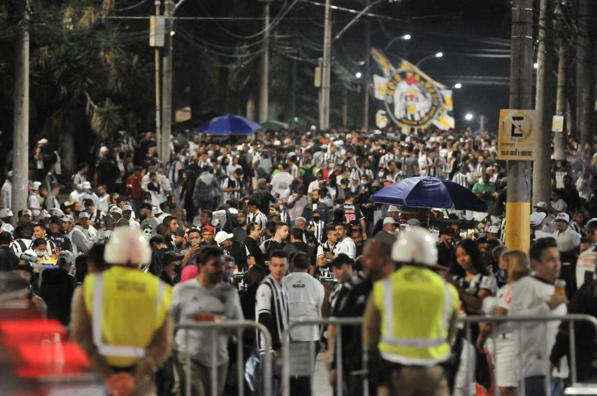 Torcida do Atltico movimenta ruas prximas ao Mineiro antes do jogo 