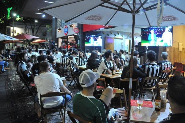 Atleticanos em bares na Savassi, em BH, durante a final da Copa do Brasil contra o Athletico-PR.