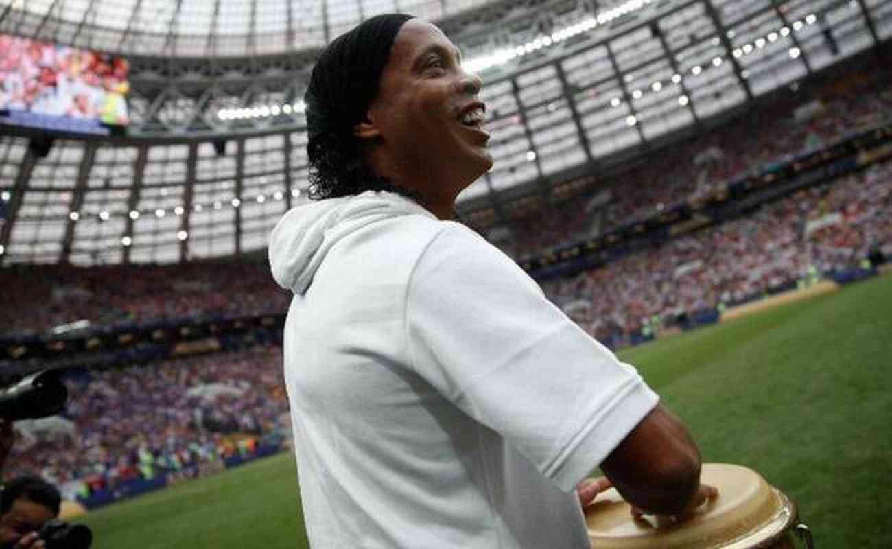 Ronaldinho tocando atabaque na Rssia, em 2018