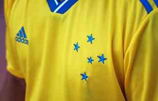 Imagens da nova camisa 3 do Cruzeiro. Novo uniforme, que tem estrelas soltas e  predominantemente amarelo, em referncia ao ano de Copa do Mundo
