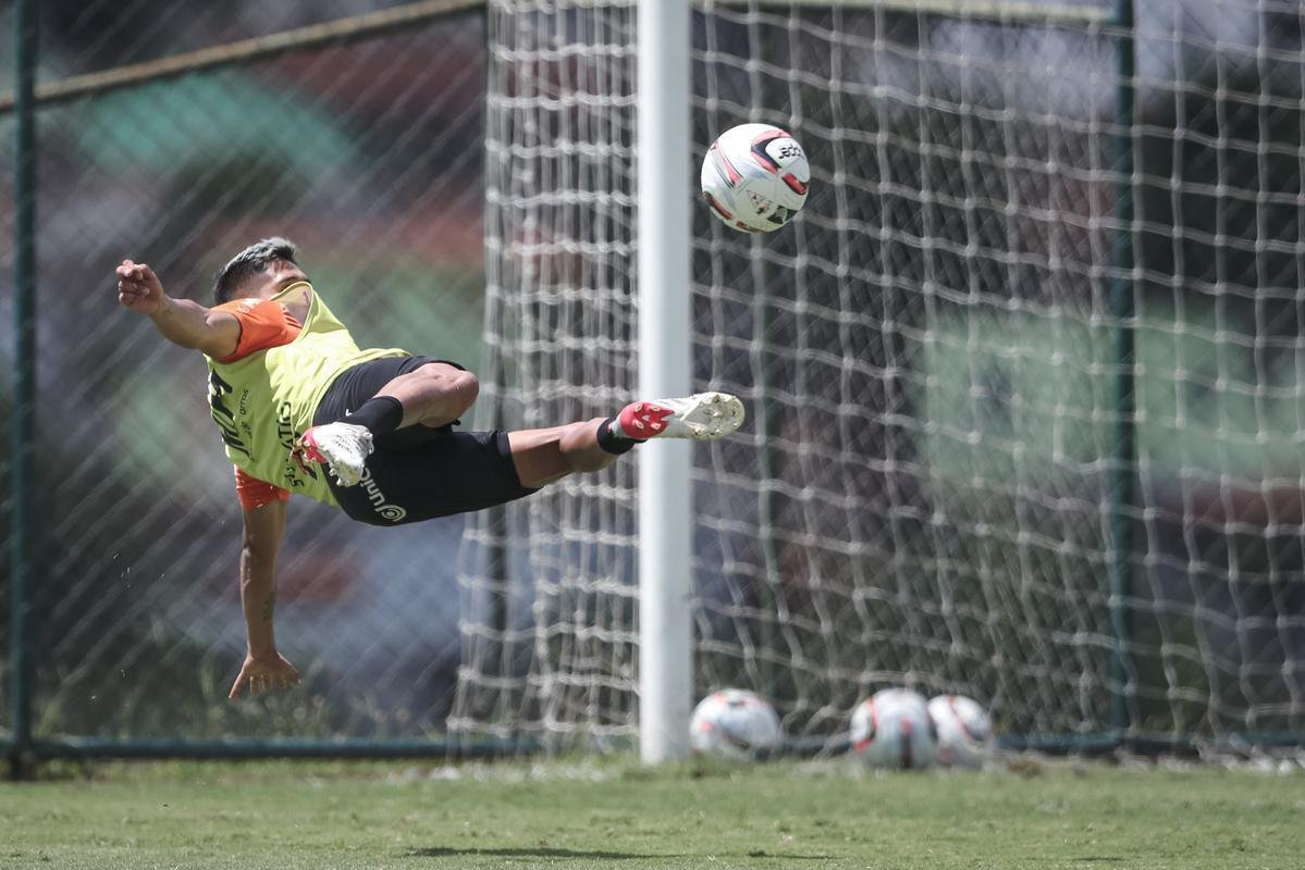 Fotos do primeiro treino de Junior Alonso no retorno ao Atltico