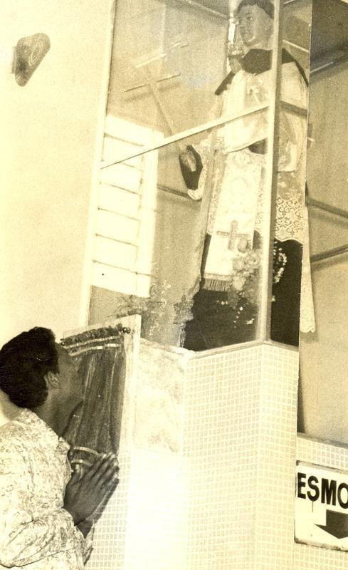 30/06/1971 - O jogador Jair Bala na capela em Santo Antnio da Roca Grande para agradecer ao santo a conquista do ttulo de campeo mineiro de 1971