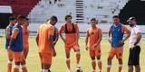 Jogadores do Santa Cruz treinaram no est�dio do Arruda, j� apresentando trabalhos com bola no gramado, sob a supervis�o do t�cnico Itamar Sch�lle. Todos os atletas e os membros da comiss�o t�cnica seguem submetidos �s medidas de afastamento social.