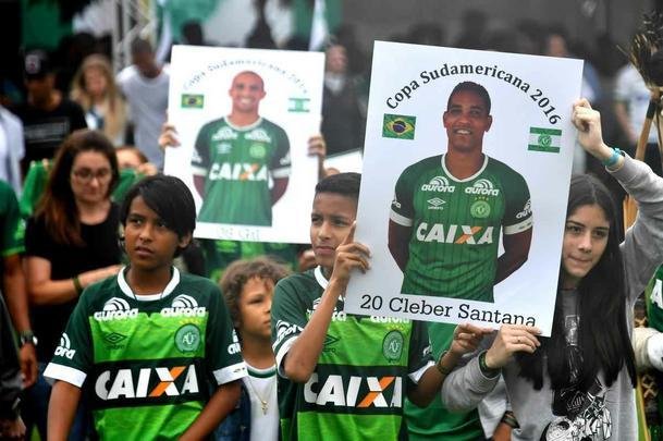 Familiares deram volta olímpica na Arena Condá com objetos e camisas das vítimas da Chapecoense. Emocionado, público cantou músicas do clube em homenagem aos mortos no acidente aéreo na Colômbia