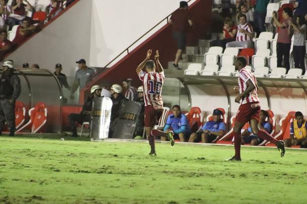 14ª rodada - 26/7
Náutico 3x1 Confiança
Com o gramado dos Aflitos bastante pesado por conta das chuvas, o Náutico fez um jogo de muita luta para conquistar a sua terceira vitória seguida e assumir o segundo lugar. Após sair perdendo para o então líder do grupo, os alvirrubros conseguiram a virada com Thiago, Rafael Oliveira e Matheus Carvalho.