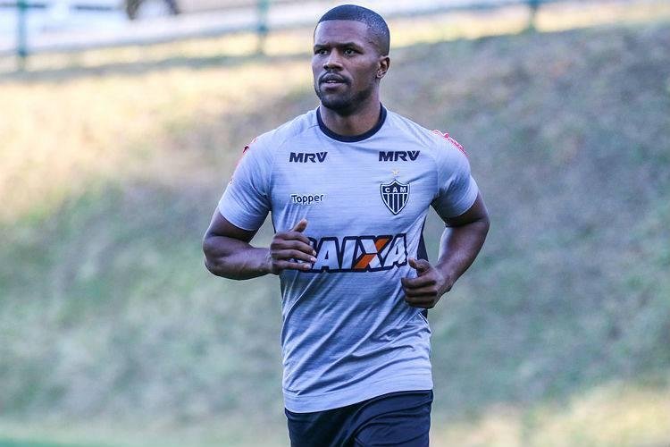 Recuperado de leso, Carlos Csar foi liberado para defender o Coritiba por emprstimo.