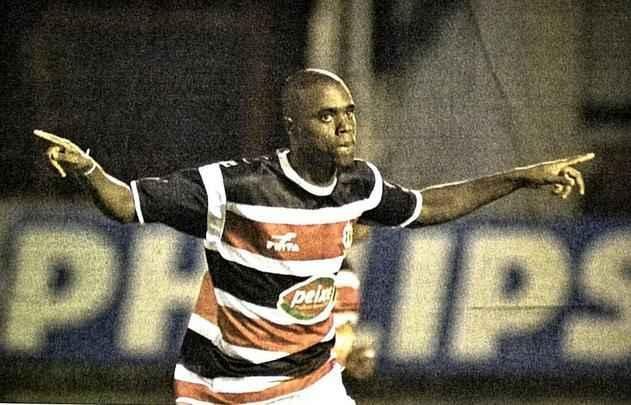 Trs gols em um jogo s (08/10/2002) - O atacante conseguiu fazer um 'hat-trick' num jogo da 17 rodada da Srie B. Frente ao Remo, no Arruda, balanou as redes trs vezes - duas delas de pnalti - e foi destaque no triunfo por 4 a 0 sobre a equipe paraense.