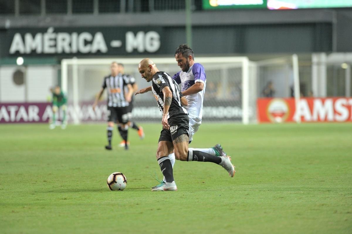 Lances do primeiro tempo do duelo entre Atltico e Defensor, pela terceira fase da Copa Libertadores