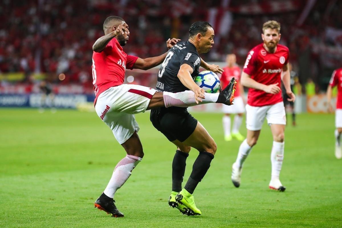 Galo derrotou Internacional no Beira-Rio com gols de Cazares e Terans; D'Alessandro descontou de pnalti
