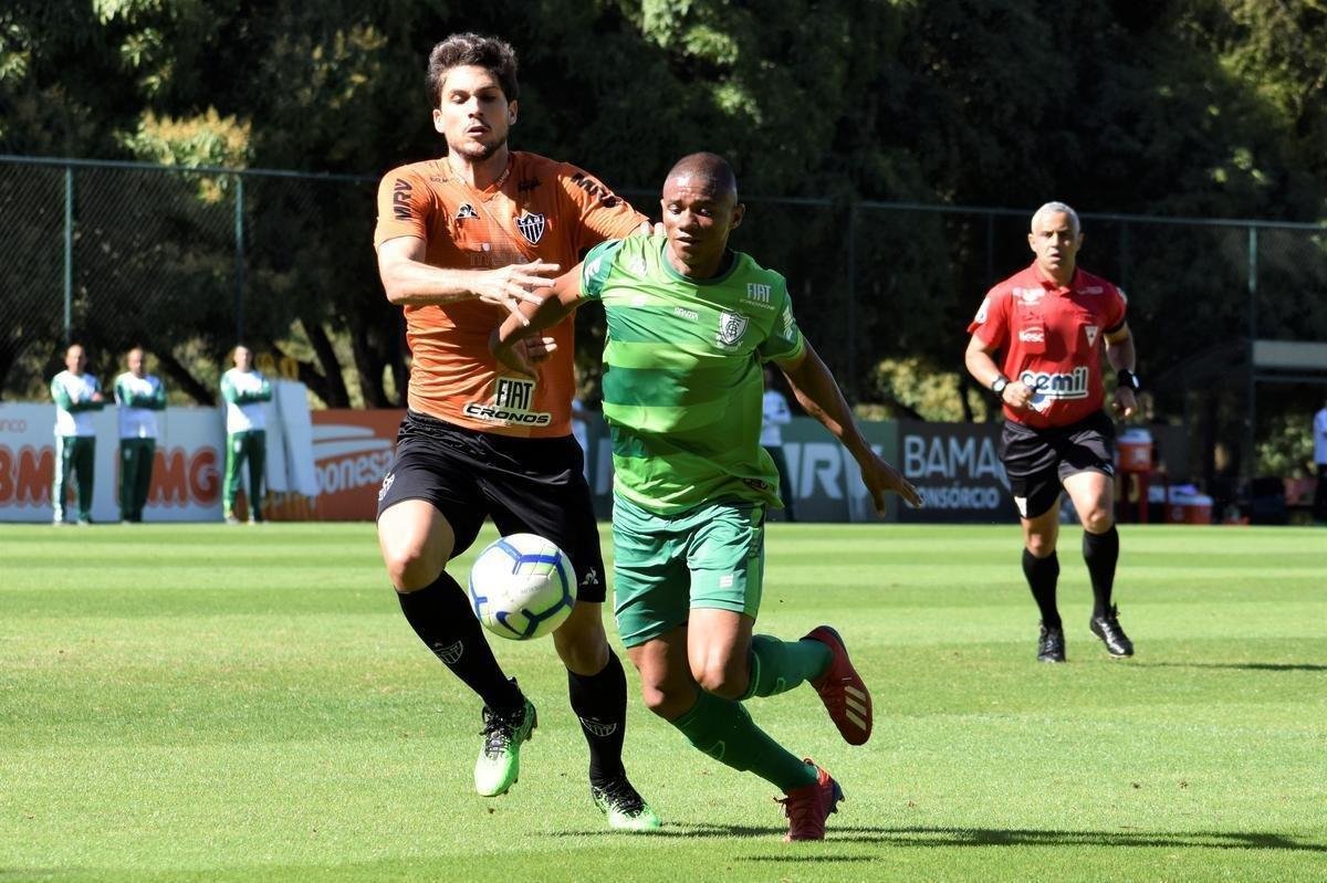 Em jogo-treino realizado na manh deste sbado, na Cidade do Galo, o Amrica venceu o Atltico, por 3 a 1. Os gols do triunfo americano foram marcados por Jonatas Belusso, duas vezes, e Rafael Bilu. O zagueiro Rver descontou para a equipe alvinegra.