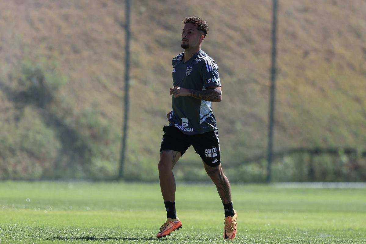 Nesta quinta-feira (28), o Atltico realizou o terceiro treino na Cidade do Galo aps o retorno de Cuca. Durante a atividade, o treinador conversou com o presidente do clube, Srgio Coelho.