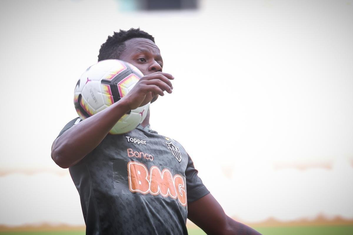 Levir Culpi comanda treino no Mineiro antes da estreia no Grupo E da Libertadores