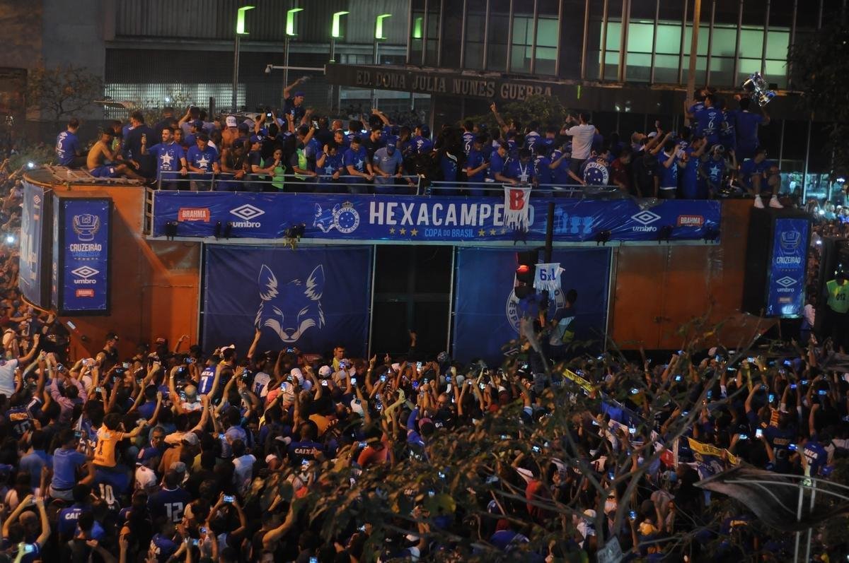 De Confins, jogadores do Cruzeiro hexacampees da Copa do Brasil saram em carro aberto pelas ruas de Belo Horizonte. No Centro da capital, milhares de pessoas aguardavam os jogadores para a festa.