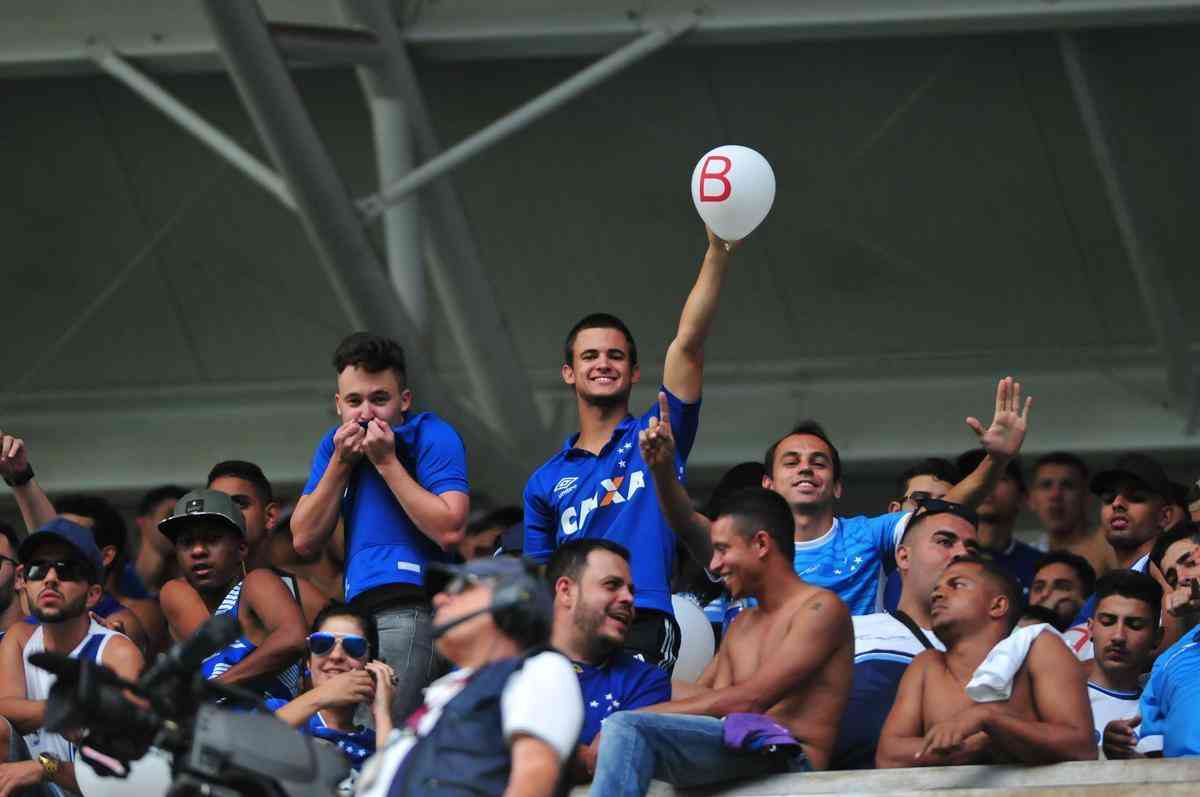 Imagens dos torcedores cruzeirenses no clssico contra o Atltico, no Independncia